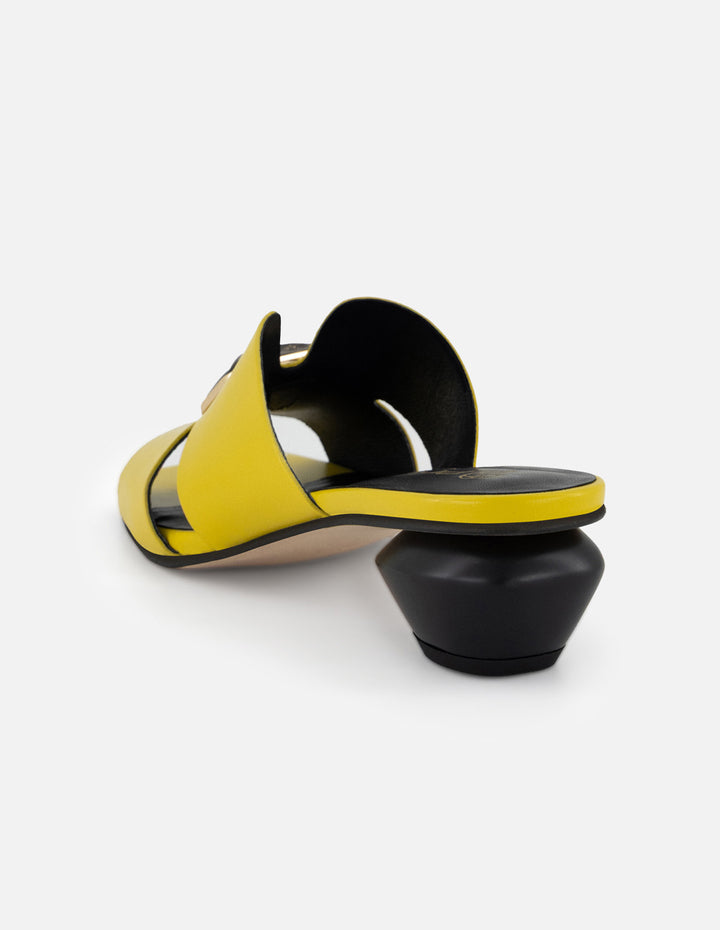 Mule amarillo de ante para mujer con piedra decorativa