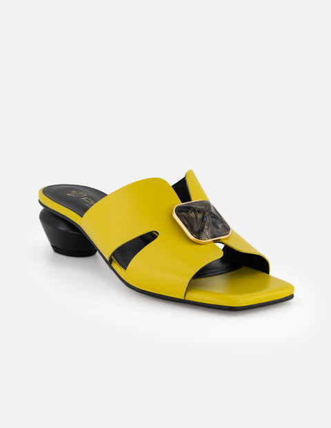 Mule amarillo de ante para mujer con piedra decorativa