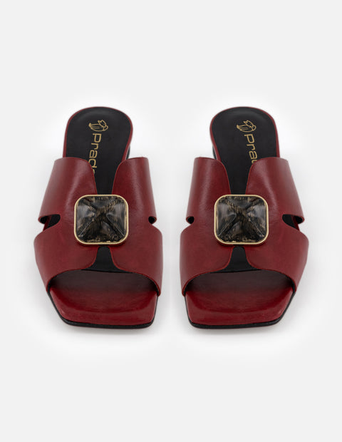 Mule rojo de ante para mujer con piedra decorativa