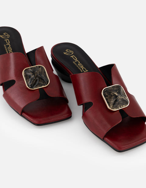 Mule rojo de ante para mujer con piedra decorativa