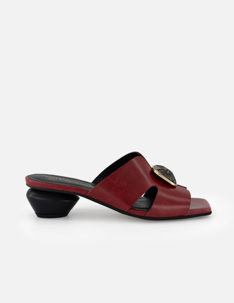 Mule rojo de ante para mujer con piedra decorativa