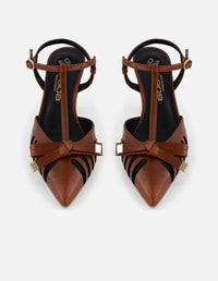Zapatilla café para mujer con cortes verticales