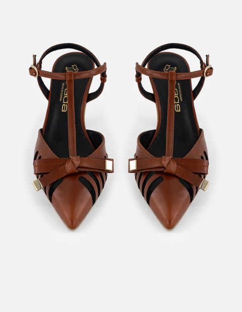 Zapatilla café para mujer con cortes verticales