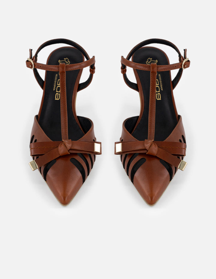 Zapatilla café para mujer con cortes verticales