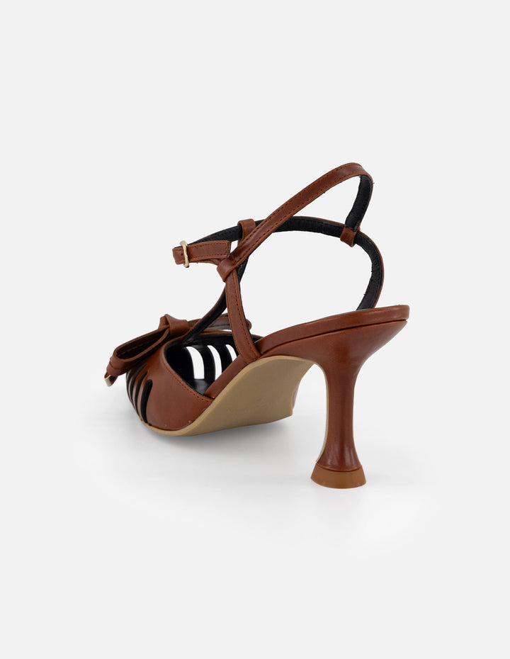 Zapatilla café para mujer con cortes verticales