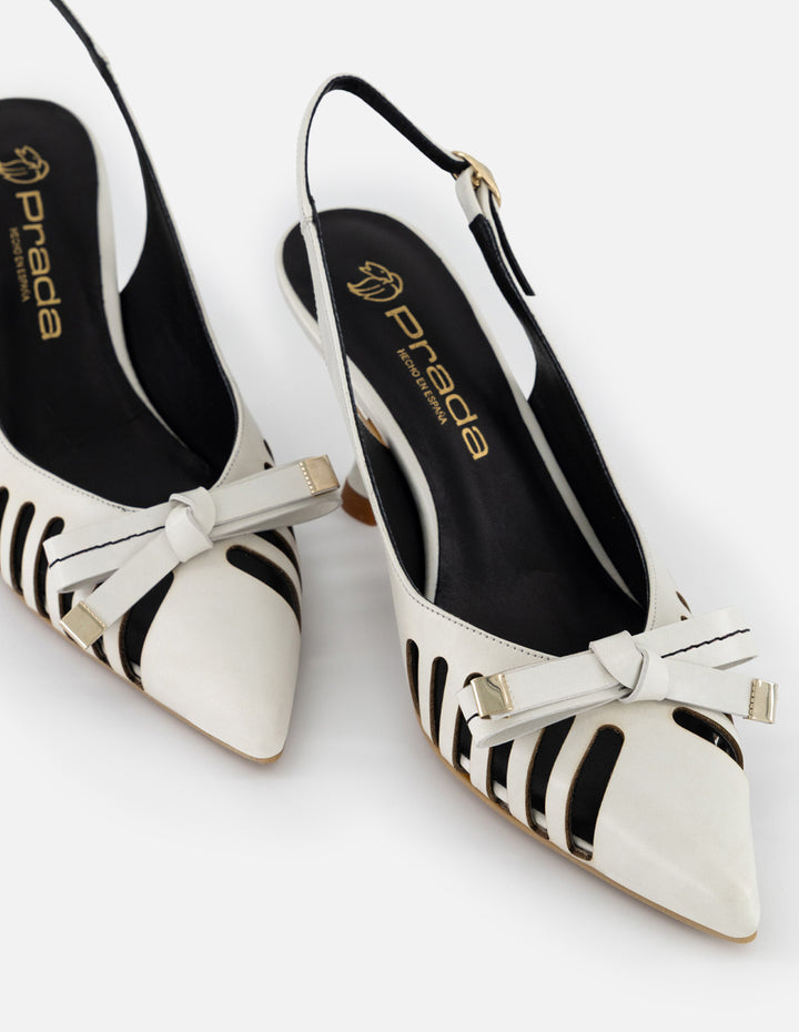Zapatilla blanca para mujer con cortes verticales