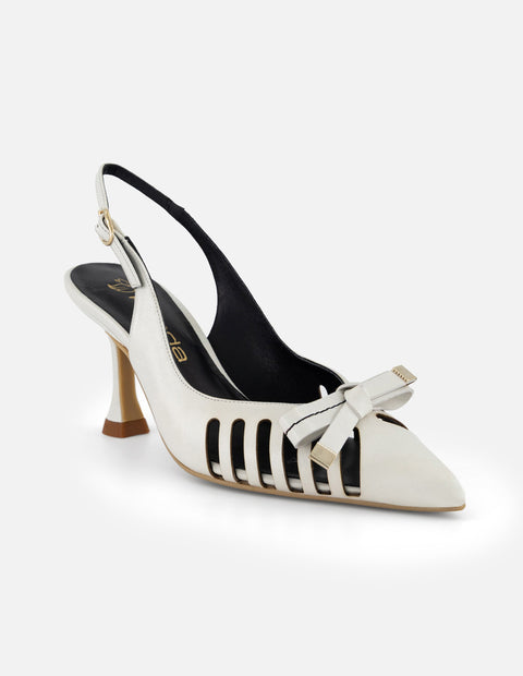 Zapatilla blanca para mujer con cortes verticales