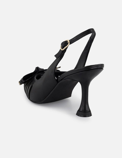 Zapatilla negro piel para mujer con cortes verticales