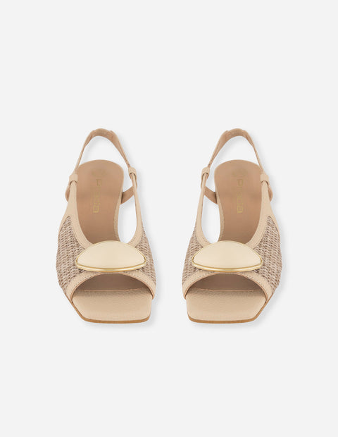 Sandalias beige con tejido artesanal y aplique frontal metálico