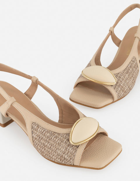 Sandalias beige con tejido artesanal y aplique frontal metálico