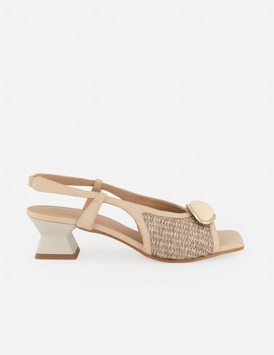 Sandalias beige con tejido artesanal y aplique frontal metálico