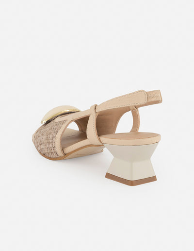 Sandalias beige con tejido artesanal y aplique frontal metálico