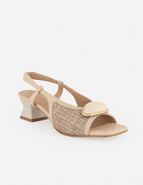 Sandalias beige con tejido artesanal y aplique frontal metálico
