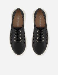 Tenis negro piel metalizada para mujer con picados