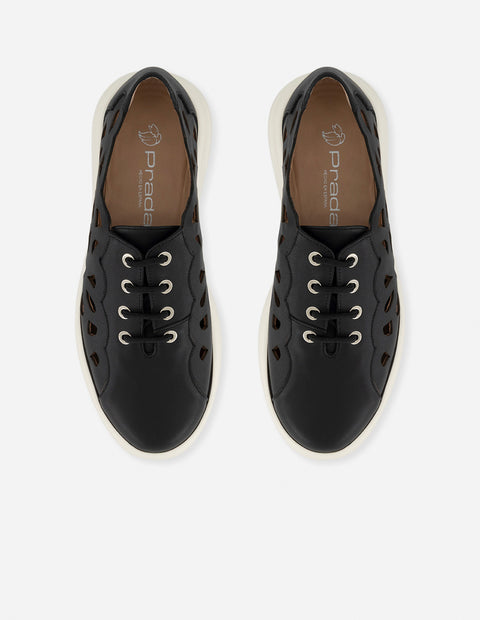 Tenis negro piel metalizada para mujer con picados