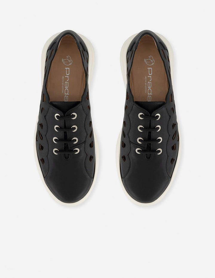 Tenis negro piel metalizada para mujer con picados