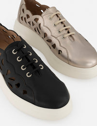 Tenis negro piel metalizada para mujer con picados