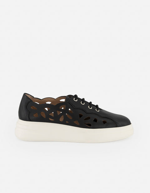 Tenis negro piel metalizada para mujer con picados