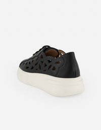 Tenis negro piel metalizada para mujer con picados