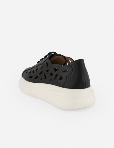 Tenis negro piel metalizada para mujer con picados