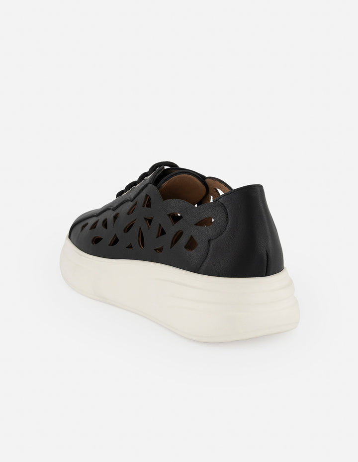 Tenis negro piel metalizada para mujer con picados