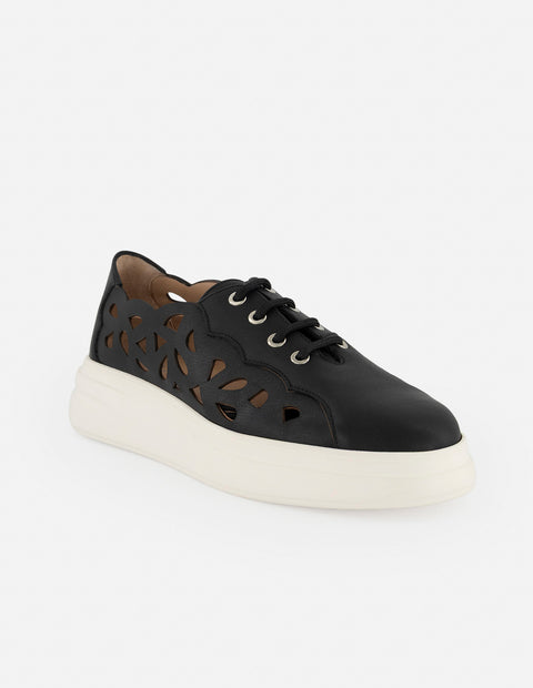 Tenis negro piel metalizada para mujer con picados