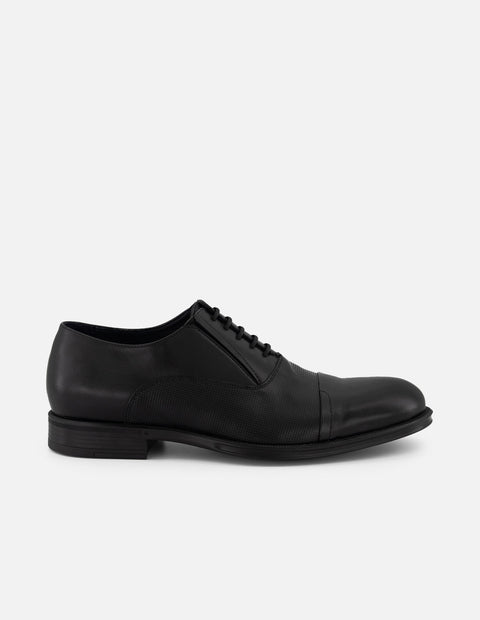 Zapato Oxford negro de piel para hombre con grabado