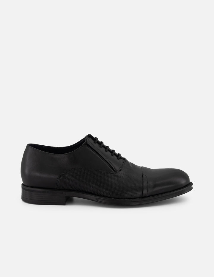 Zapato Oxford negro de piel para hombre con grabado