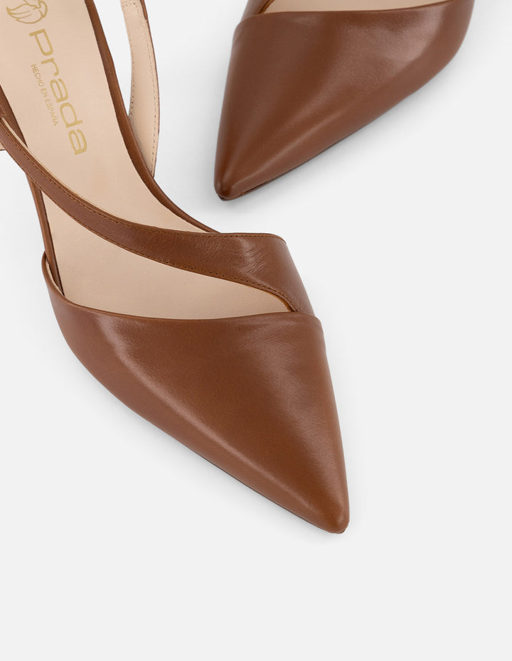 Zapatilla café piel para mujer con escote asimétrico