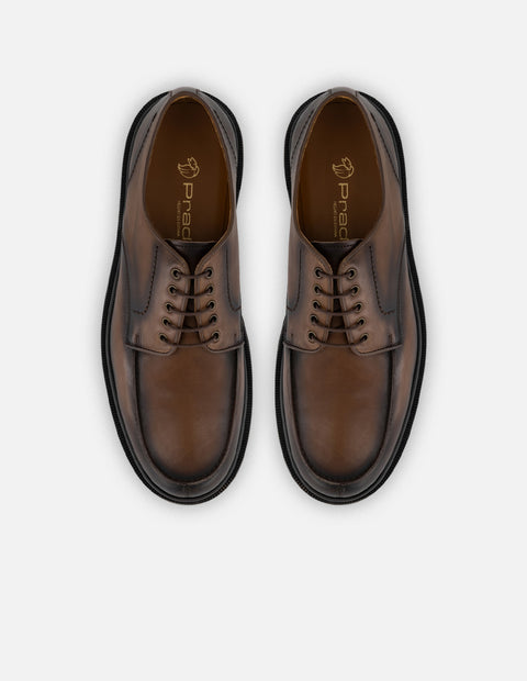 Zapato Blucher café piel para hombre con acabado sombreado