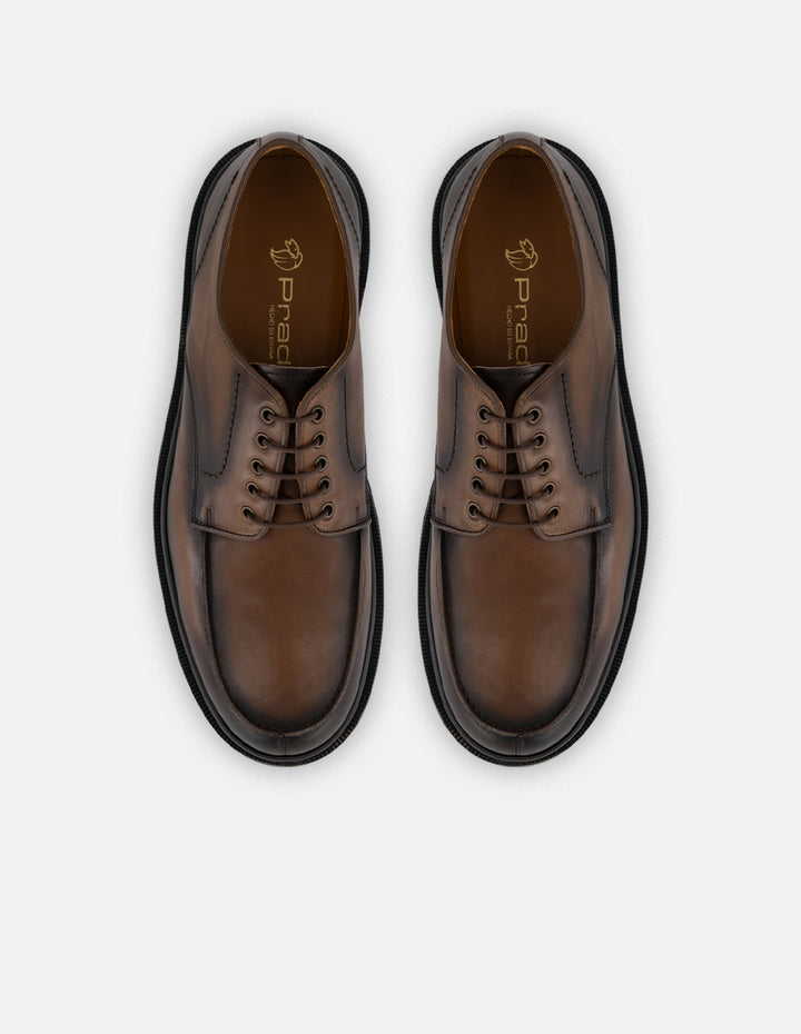 Zapato Blucher café piel para hombre con acabado sombreado