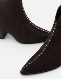 Botines café pelo para mujer con estoperoles frontales