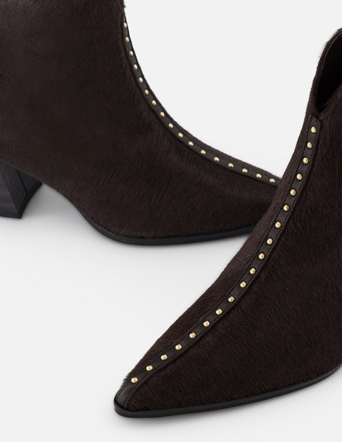 Botines café pelo para mujer con estoperoles frontales