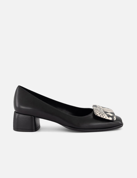 Zapatilla blanca de piel para mujer con grabado tipo serpiente