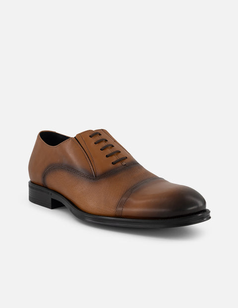 Zapato Oxford café piel picada para hombre con grabado