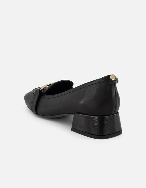 Mocasines negros charol para mujer con herraje dorado