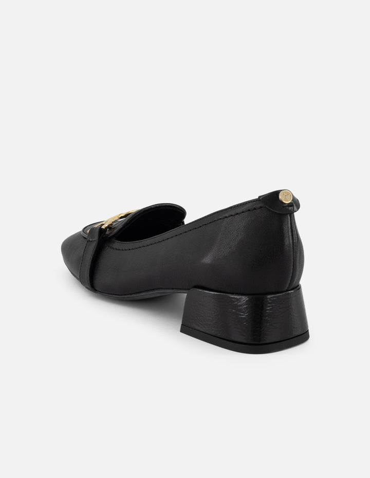 Mocasines negros charol para mujer con herraje dorado