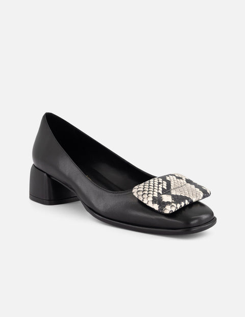 Zapatilla blanca de piel para mujer con grabado tipo serpiente
