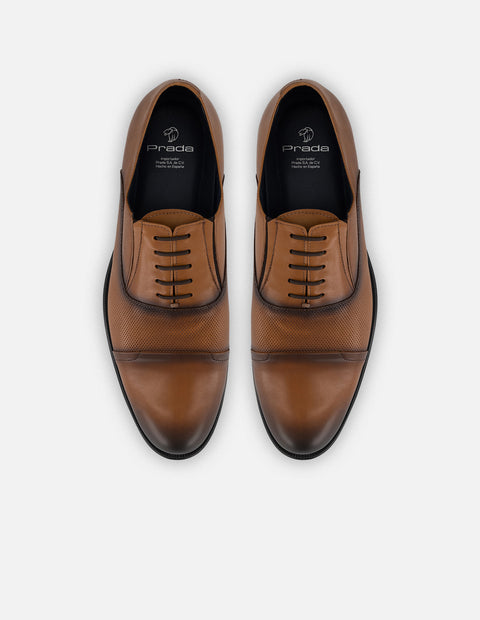 Zapato Oxford café piel picada para hombre con grabado
