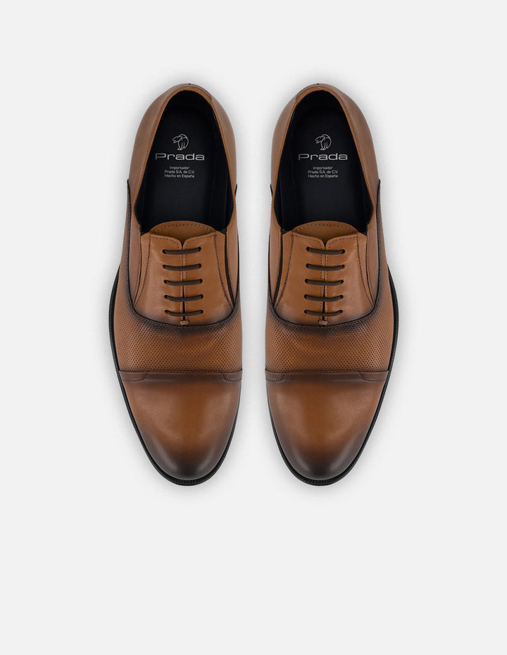 Zapato Oxford café piel picada para hombre con grabado