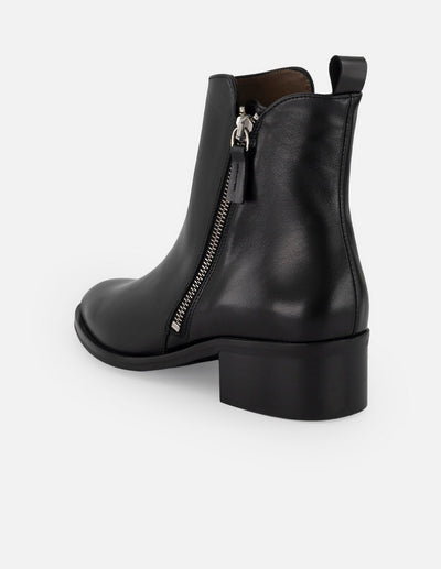 Botines negros de piel para mujer con corte asimétrico