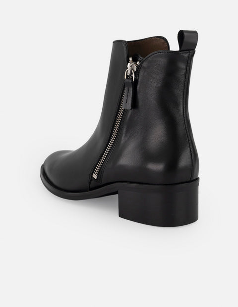 Botines negros de piel para mujer con corte asimétrico