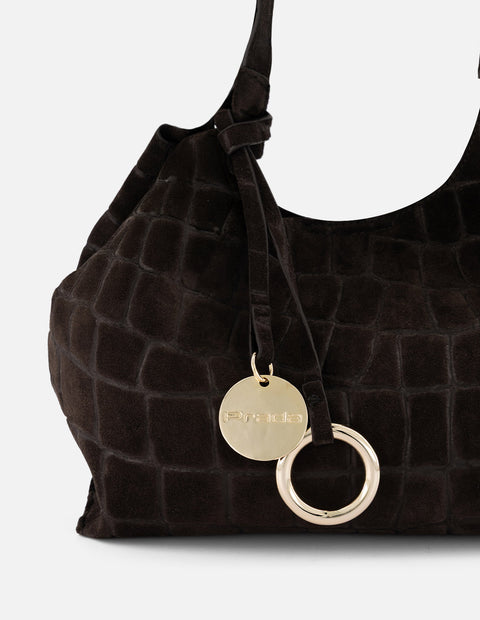 Bolso de hombro café de ante para mujer con accesorio colgante