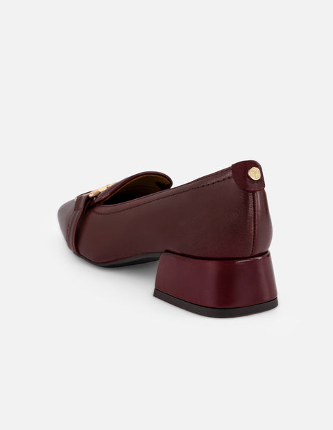 Mocasines vino charol para mujer con herraje dorado