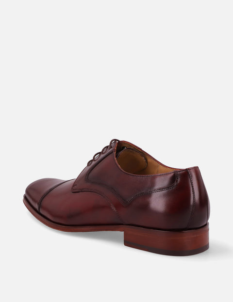 Blucher en piel con puntera color vino