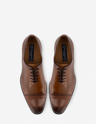 Oxford en piel color cuero con picado para hombre