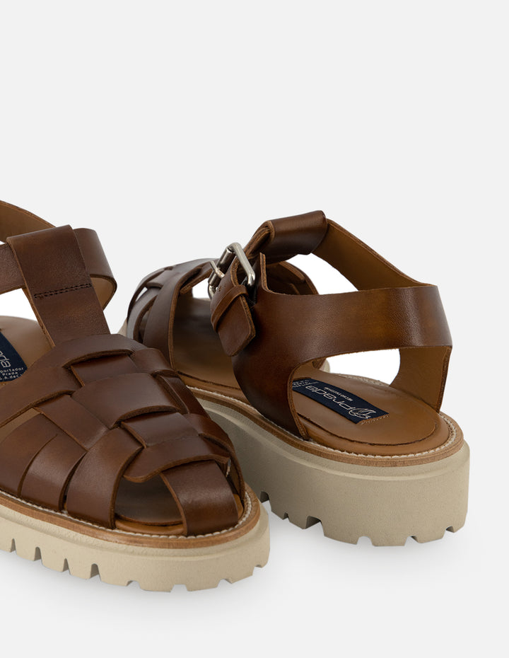 Cangrejera en piel napa lustrada en color cuero para hombre