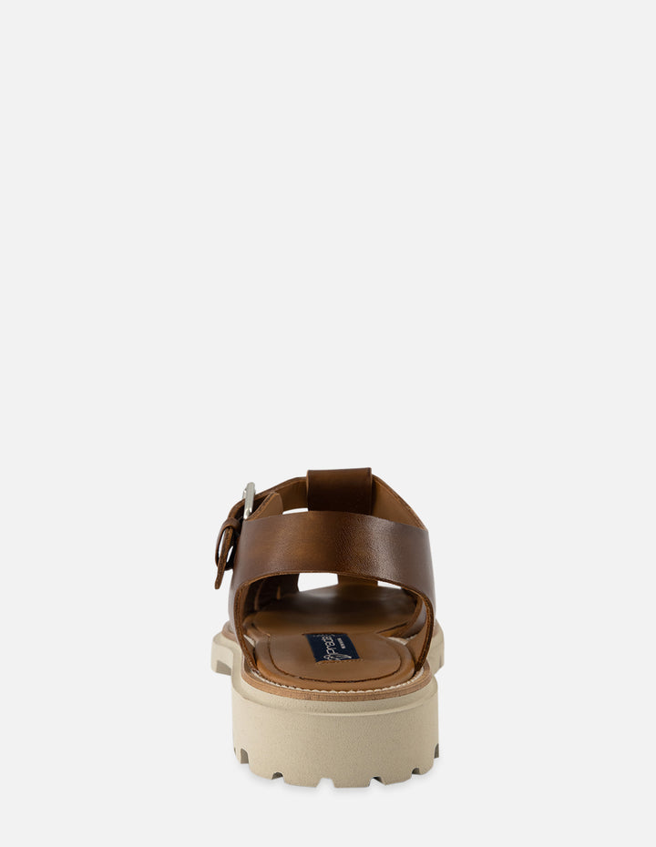 Cangrejera en piel napa lustrada en color cuero para hombre