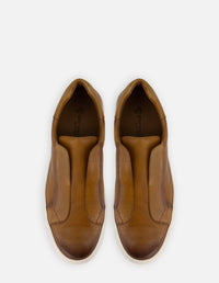 Tenis slip on en piel color cuero para hombre
