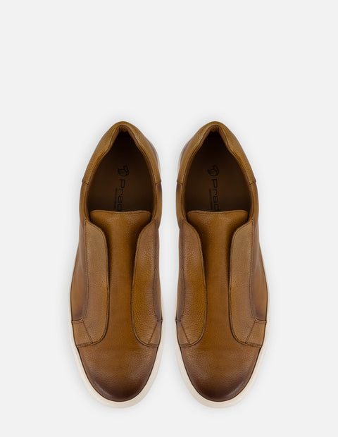 Tenis slip on en piel color cuero para hombre